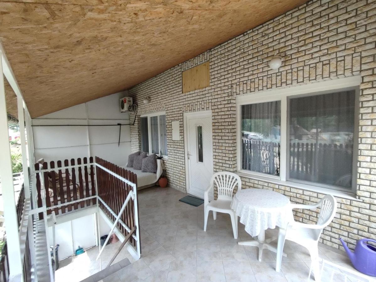Sarga311 Ueduelohaz Szeged Villa Exterior photo