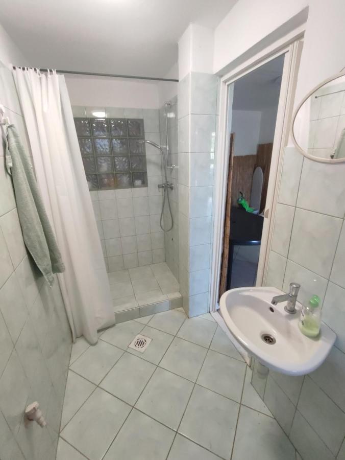 Sarga311 Ueduelohaz Szeged Villa Exterior photo